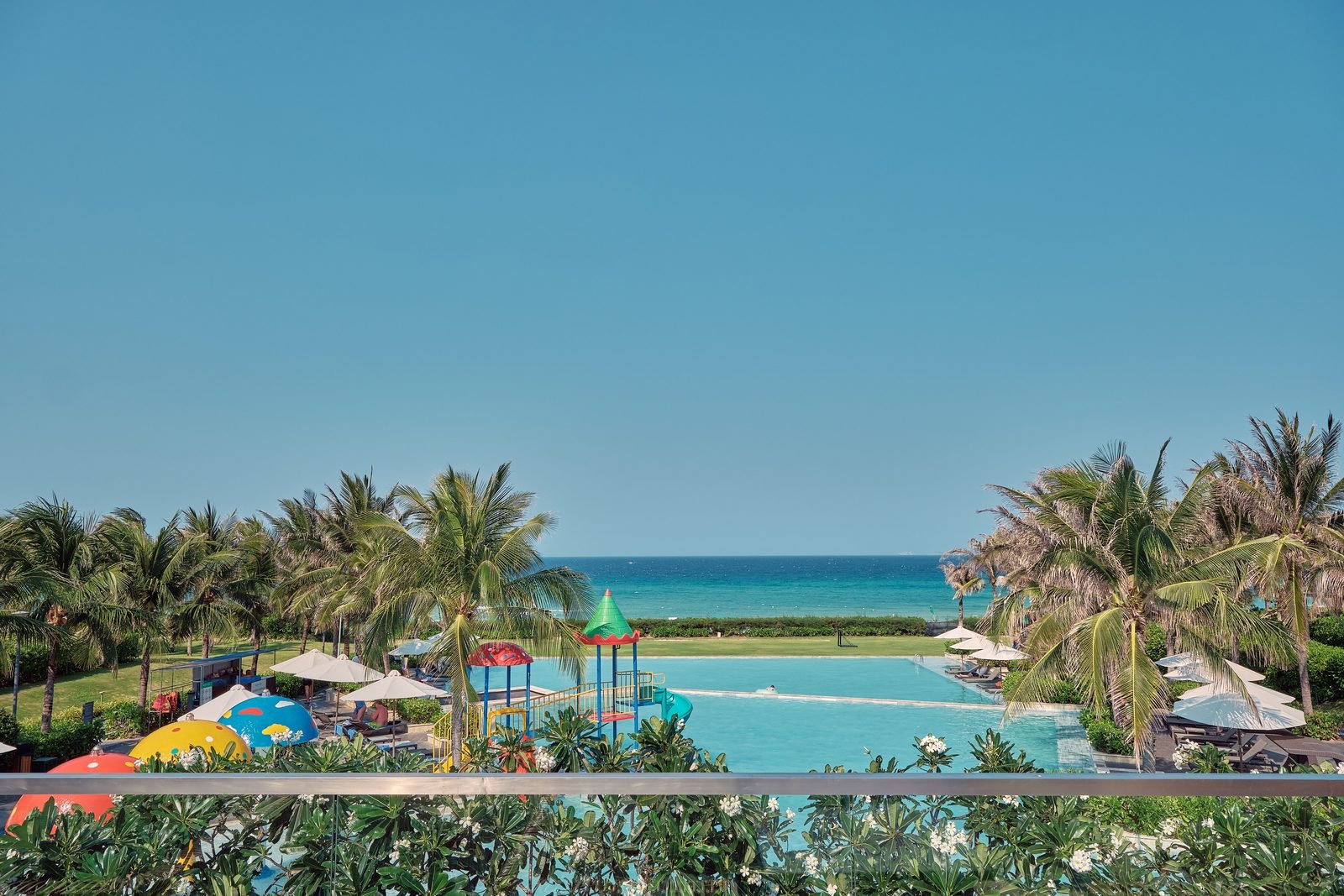 Ocean-edge infinity pool